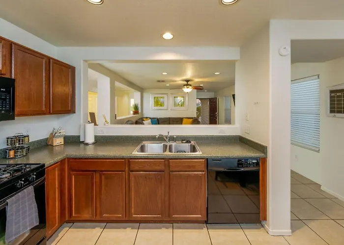 Kino, Sleeps 8, 4 Bedroom 2 Ba, Garage, Fenced Holiday home Tucson