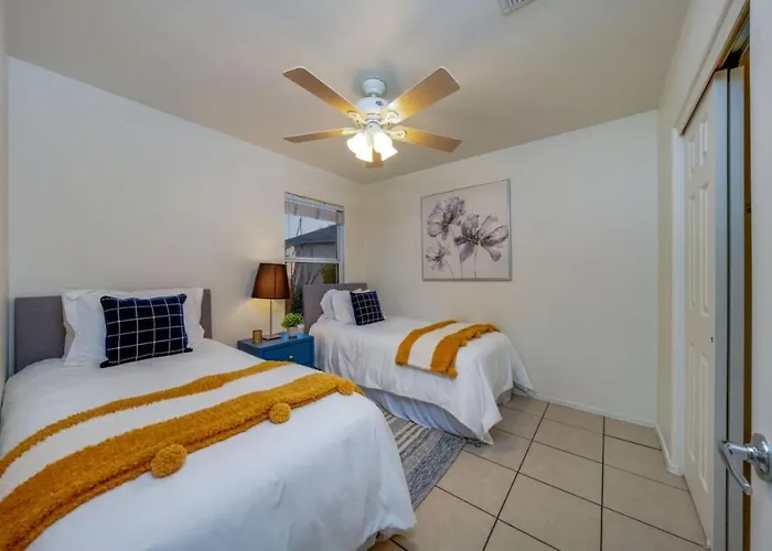 Kino, Sleeps 8, 4 Bedroom 2 Ba, Garage, Fenced Holiday home Tucson