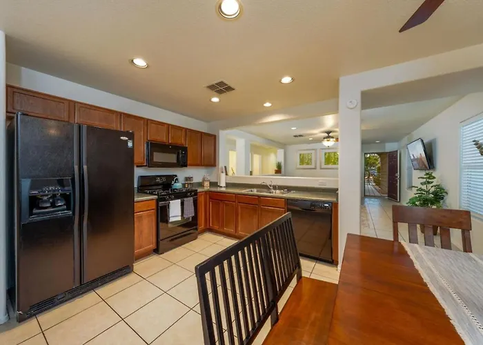 Kino, Sleeps 8, 4 Bedroom 2 Ba, Garage, Fenced * Tucson