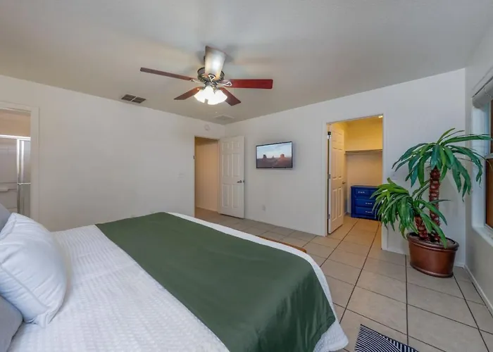 Kino, Sleeps 8, 4 Bedroom 2 Ba, Garage, Fenced Tucson